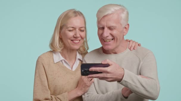 Szczęśliwa Dorosła Para Rozmawiająca Przez Telefon Przez Wideo Połączenie Wysokiej — Wideo stockowe