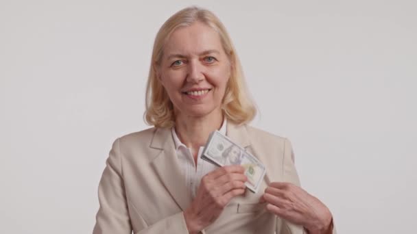 Úspěšná Bílá Dělnice Blejzru Košili Usmívá Zatímco Drží Hotovost Dělá — Stock video