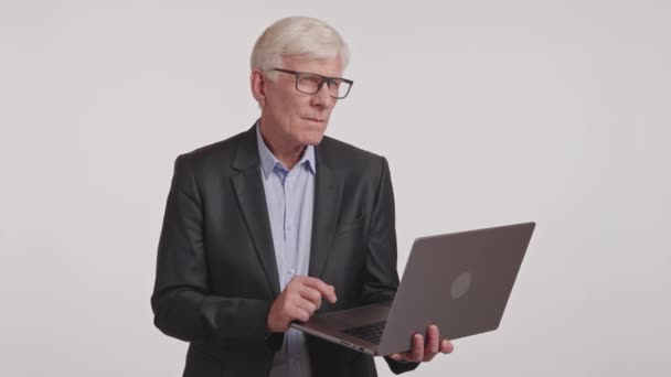 Empresário Adequado Com Óculos Utilizando Laptop Apresentando Tecnologia Moderna Homem — Vídeo de Stock