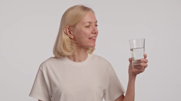 Con Una Sonrisa Cara Una Mujer Sostiene Vaso Agua Mano — Vídeo de stock