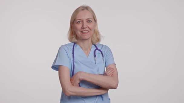 Μια Γυναίκα Γιατρός Ένα Ηλεκτρικό Μπλε Αξεσουάρ Μόδας Στηθοσκόπιο Γύρω — Αρχείο Βίντεο