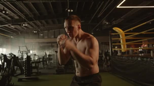 Cinematic Slow Motion Shot Profesjonalnego Młodego Muskularnego Mężczyzny Ćwiczy Boks — Wideo stockowe