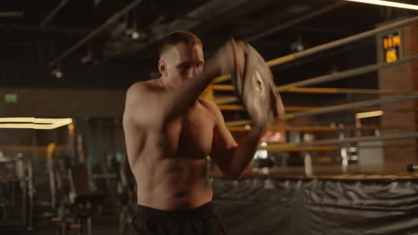 Çıplak Bir Adam Spor Salonunda Çalışıyor Kaslı Göğsünü Karnını Kalçalarını — Stok video