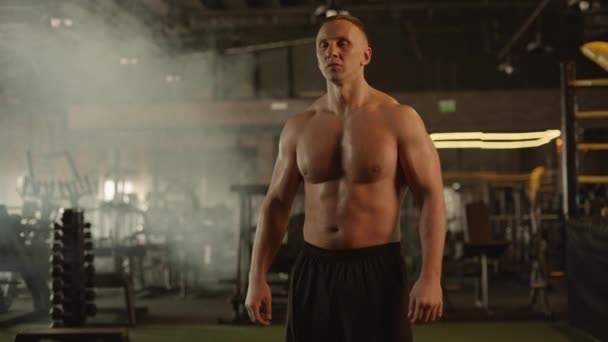 Yırtık Kaslı Bir Vücut Geliştirici Spor Salonunda Çıplak Göğsünü Karnını — Stok video