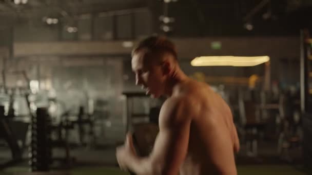 Barechested Man Tränar Ett Gym Lyfta Platta Samtidigt Visa Upp — Stockvideo