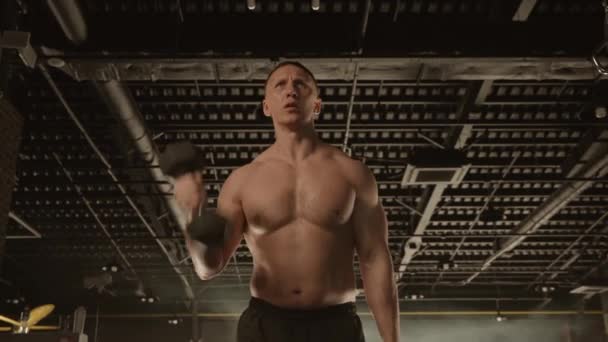 Çıplak Ayaklı Bir Sporcu Spor Salonunda Çalışıyor Göğsünde Kalçasında Kas — Stok video