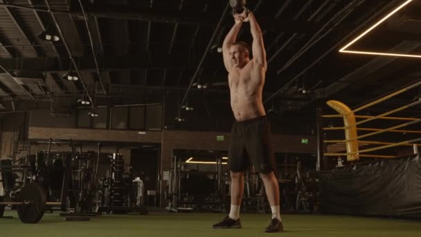 Barechested Man Bär Shorts Sitter Huk Med Hantel Ett Gym — Stockvideo
