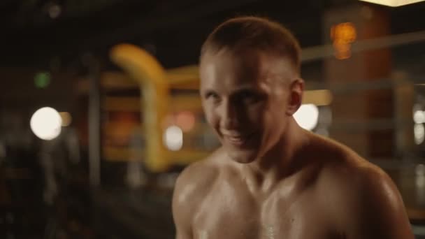 Die Filmische Zeitlupenaufnahme Eines Jungen Muskulösen Mannes Zeigt Wie Ring — Stockvideo
