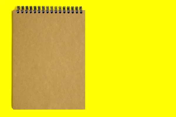 Ноутбук Коричневой Бумаги Переплётом Жёлтом Фоне Темный Бумажный Блокнот Свободным — стоковое фото