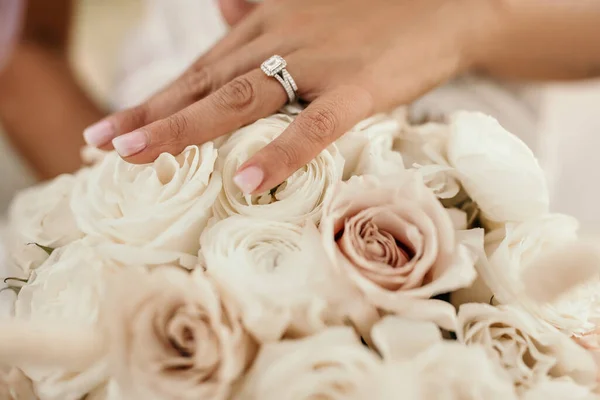 Menyasszonynál Egy Esküvői Csokor Fehér Rózsa Van Gyönyörű Csokor Menyasszony — Stock Fotó