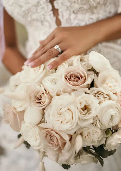 Menyasszonynál Egy Esküvői Csokor Fehér Rózsa Van Gyönyörű Csokor Menyasszony — Stock Fotó