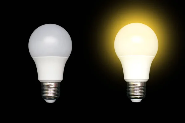 黑色背景上的两个灯泡 其中一个发光 发光和不发光的灯泡 以两个灯泡的形式开灯和关灯 节能和电力危机 — 图库照片