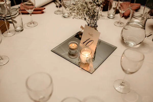 Tízes Számú Étterem Asztalát Virágok Gyertyák Díszítik Egy Gyönyörű Asztal — Stock Fotó