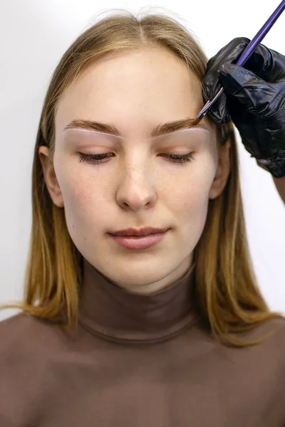 Young Woman Freckles Beauty Salon Uses Services Eyebrow Master Eyebrow — Stock Photo, Image