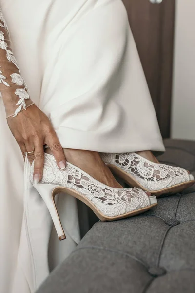 Невеста Белом Свадебном Платье Надевает Обувь Помещении Красивая Невеста Одевается — стоковое фото