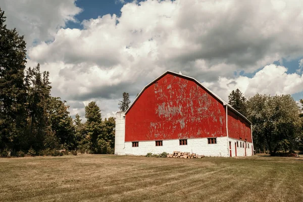 Kırmızı Boyalı Eski Bir Depo Kötü Durumda Kırsal Kesimde Bulutların — Stok fotoğraf