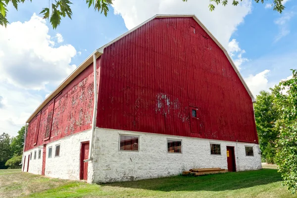Viejo Almacén Con Pintura Pelada Roja Paredes Agrietadas Edificio Ruinas —  Fotos de Stock