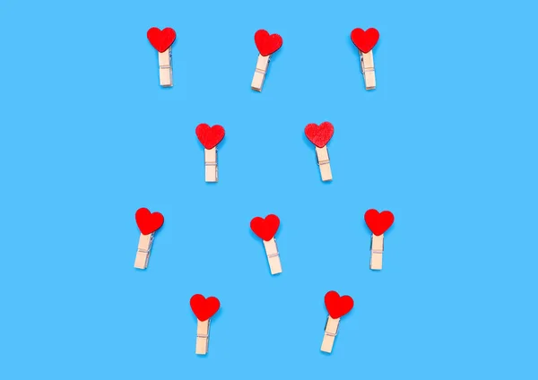 Small Clothespins Red Hearts Randomly Laid Out Blue Background 근처에 — 스톡 사진
