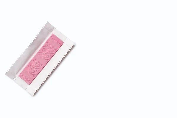 Ένα Ροζ Κομμάτι Τσίχλας Ένα Ασυσκεύαστο Περιτύλιγμα Λευκό Φόντο Αρωματισμένη — Φωτογραφία Αρχείου