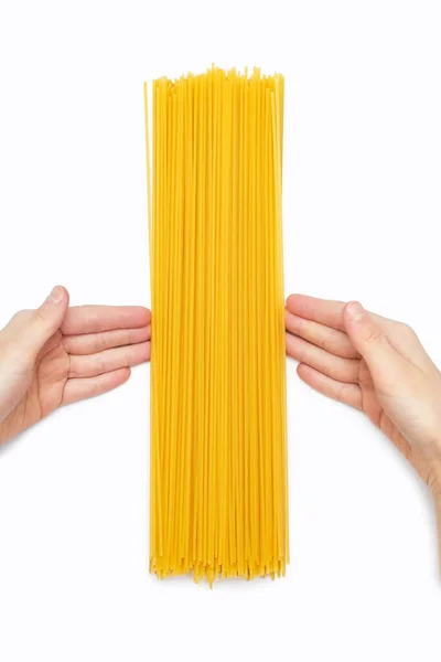 Длинные Сырые Спагетти Человеческие Руки Белом Изолированном Фоне Итальянская Кухня — стоковое фото