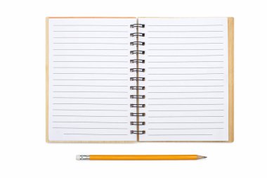 Beyaz arka planda sarı kalem ve ciltli açık bir defter. Boş sayfalarla not defterini aç. Metin için boş alan. Boş dizüstü bilgisayar sayfaları tasarımda kullanılmaya hazır
