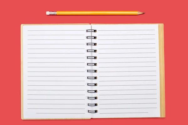 赤い背景に結合と黄色の鉛筆で開いたノートブック 上部ビューに空白のシートを含むメモ帳を開きます テキストのための無料スペース デザインに使用する準備ができて空白のノートブックページ — ストック写真