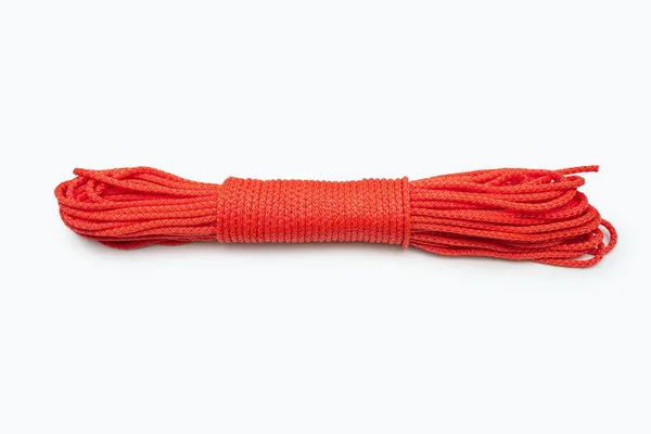 白い背景にきれいにねじれた赤いナイロンロープの束 白い背景に孤立した赤いロープ 赤いロープの形で経済活動のためのツール — ストック写真