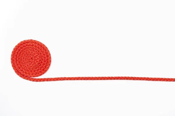 周囲をねじれた赤いロープが白い孤立した背景にある テキストのための無料スペース 赤いナイロンロープの周りツイスト 上部表示の白い背景の赤い糸 — ストック写真