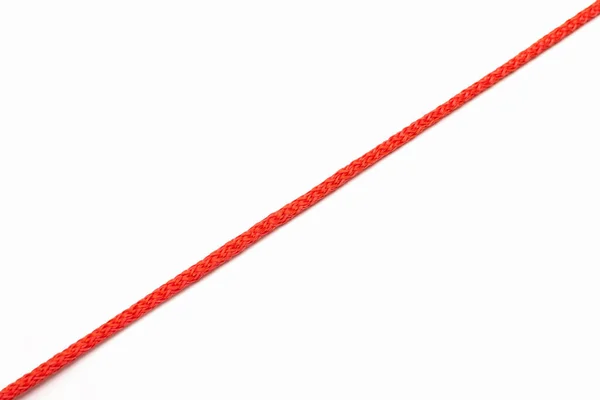 红色的绳子斜靠在白色孤立的背景上 绳子形式的红线将白色背景分成两半 自由的文字空间 白色背景上的红线 — 图库照片