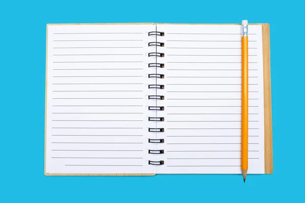 青い背景に結合と黄色の鉛筆で開いたノートブック 空白のシートでメモ帳を開きます テキストのための無料スペース デザイン用のブランクノートブックページ — ストック写真