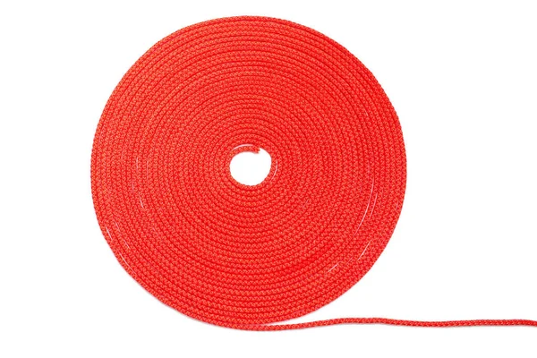 白色孤立的背景上的圆形红色绳子 捻得整齐的尼龙绳 家用用的红纺织品绳 — 图库照片