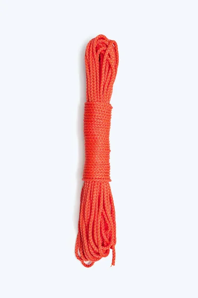 Bundel Keurig Gedraaid Rood Nylon Touw Een Witte Verticale Achtergrond — Stockfoto