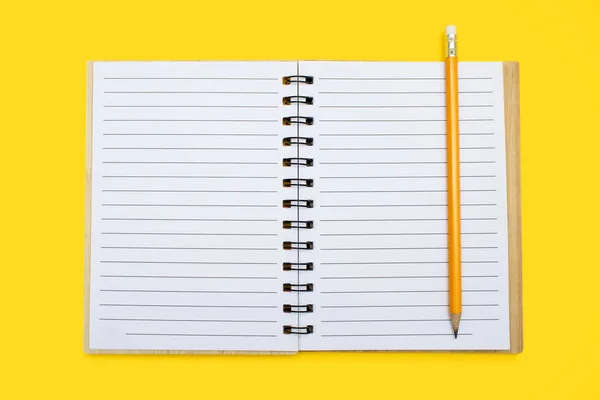 Ανοιχτό Σημειωματάριο Δέσιμο Και Μολύβι Κίτρινο Φόντο Ανοίξτε Σημειωματάριο Κενά — Φωτογραφία Αρχείου