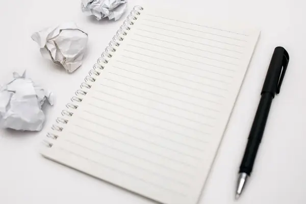 Notizblock Stift Und Zerknüllte Papierwatten Auf Weißem Hintergrund Blanchieren Freiraum — Stockfoto