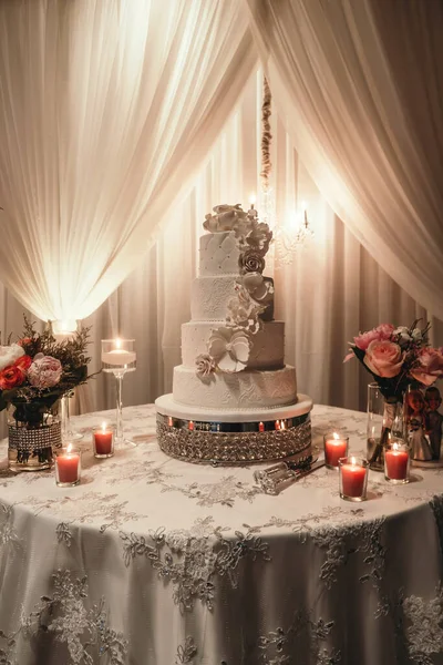 Красивый Белый Торт Ресторане Украшенный Цветами Свечами Свадебный Торт Столе — стоковое фото