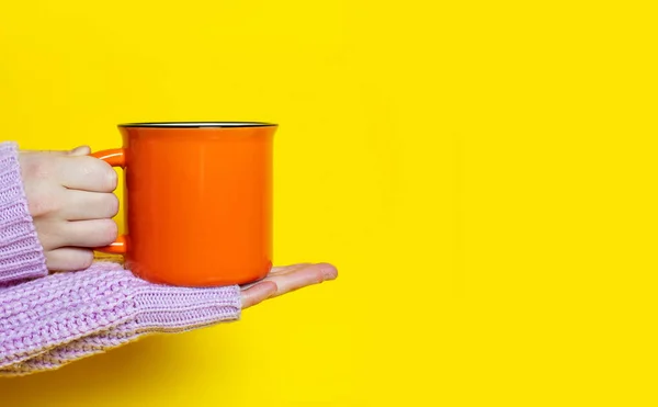 Woman Dressed Pink Sweater Holds Orange Cup Yellow Background Tries — ストック写真