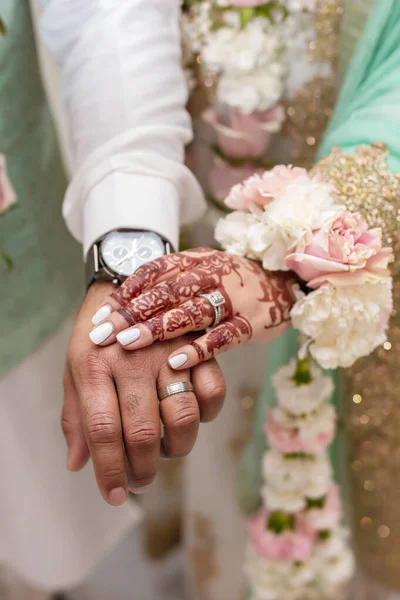 Indische Hochzeit Und Die Hände Des Brautpaares Nahaufnahme Henna Zeichnungen — Stockfoto