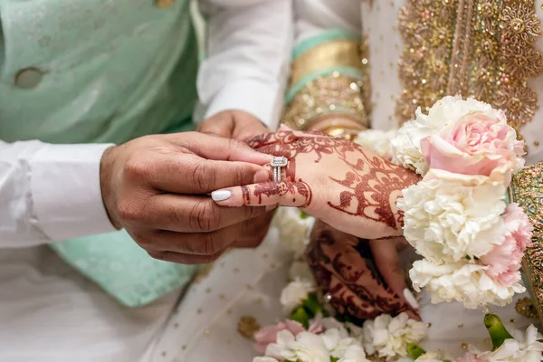 Der Bräutigam Legt Der Braut Während Einer Indischen Hochzeitszeremonie Einen — Stockfoto