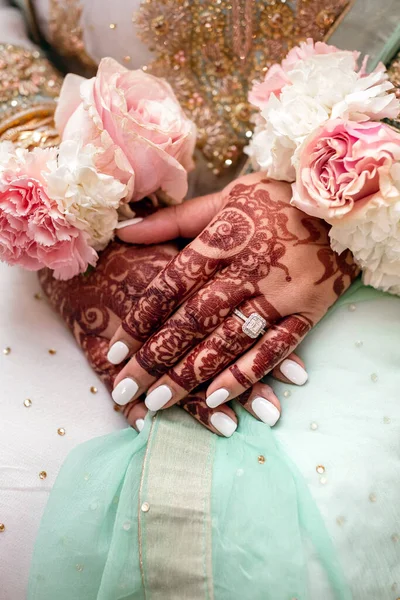 Die Hände Einer Indischen Braut Sind Mit Blumen Und Mustern — Stockfoto