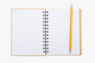 Beyaz arka planda sarı kalem ve ciltli açık bir defter. Boş sayfalarla not defterini aç. Metin için boş alan. Boş dizüstü bilgisayar sayfaları tasarımda kullanılmaya hazır