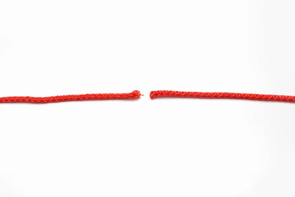 红色的绳子在白色孤立的背景上分成两部分 在商业中打破人际关系或问题的概念 以螺纹形式出现的红色断线 — 图库照片