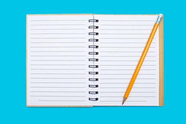 Cuaderno Abierto Con Encuadernación Lápiz Amarillo Sobre Fondo Azul Abre — Foto de Stock