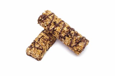 İki kalıp yulaf ezmesi ve çikolatalı beyaz izole bir arka plan. Lezzetli sağlıklı atıştırmalıklar ya da enerji takviyesi. Çikolatalı tam tahıllı enerji çubuğu.