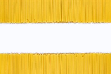 İzole edilmiş beyaz bir arka planda çiğ spagetti. Ortasında yazı için boş yeri olan kuru pişmemiş spagetti arka planı. Tasarım fikri için boş alan. Bir restoran için aşçılık konsepti