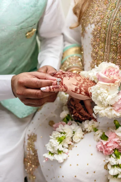 Der Bräutigam Legt Der Braut Während Einer Indischen Hochzeitszeremonie Einen — Stockfoto