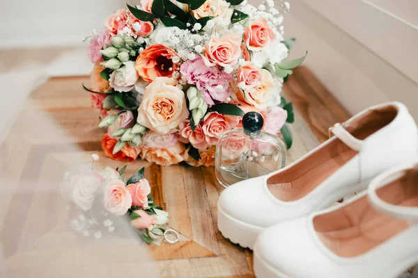 新娘花束与鞋子和戒指的特写 新娘的饰物 以漂亮的花束和白鞋的形式出现 婚礼上新娘的古典装饰品和服装 — 图库照片