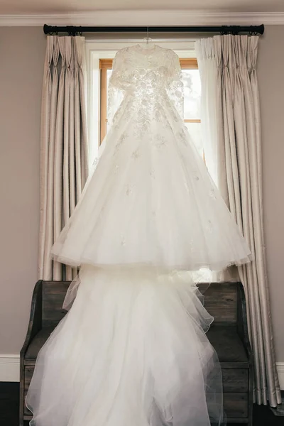 Das Weiße Hochzeitskleid Der Braut Hängt Fenster Zimmer Ein Wunderschönes — Stockfoto
