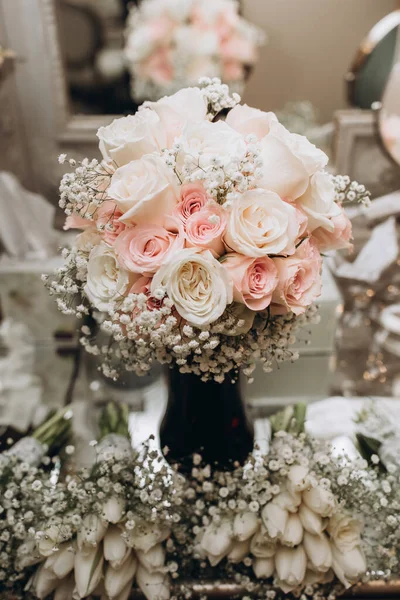 结婚花束白色和粉红色的玫瑰特写 新鲜美丽的玫瑰在精致的花束为新娘 以新娘花束形式出现的婚礼饰物 花瓶里的花真漂亮 — 图库照片