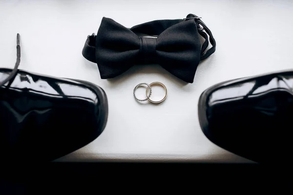 Vőlegény Kiegészítők Formájában Fekete Cipő Csokornyakkendő Jegygyűrűk Vőlegényt Készítem Elő — Stock Fotó