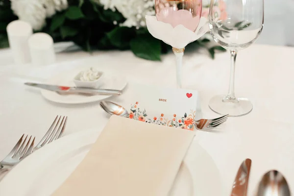 Asztalt Szolgáltam Fel Egy Étteremben Ifjú Házasoknak Közeli Feliratos Menyasszonnyal — Stock Fotó